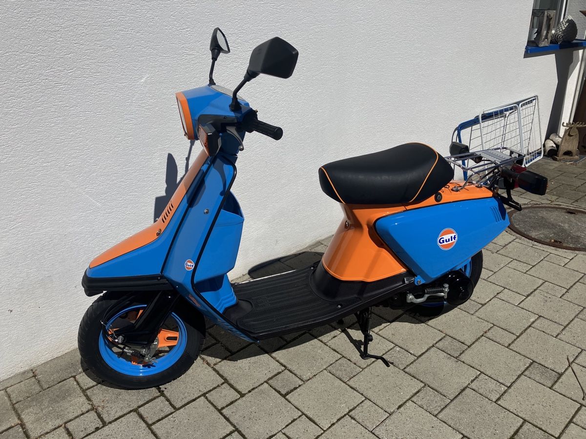 Yamaha Scooter: Retro Roller Yamaha 1985 mit Helm – Nuovo (secondo la descrizione) da Oberglatt ZH venduto da albarpitsch