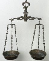 antike Hängebalkenwaage, Metall / Messing verziert