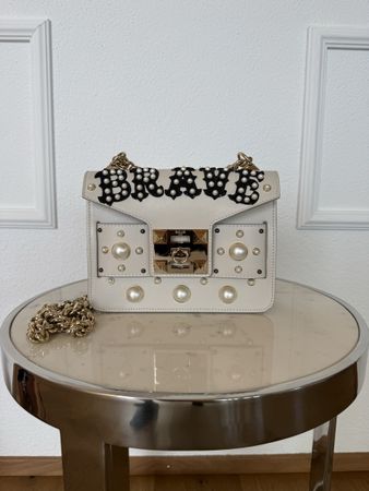 Umhängetasche weiss mit Perlen und Goldkette