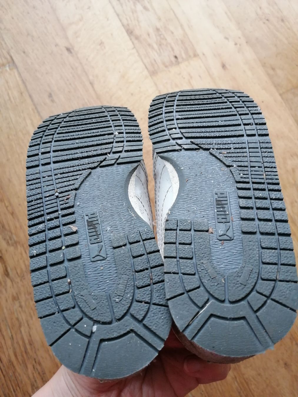 Schuhe für Mädchen: Kinder sneaker Puma Gr. 26 – Gebraucht aus Oensingen von jia_gs8g 1