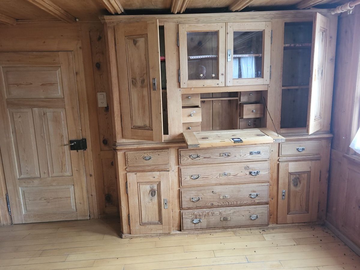 Schränke: Antiker Holzschrank – Gebraucht aus Zillis von Gazolt