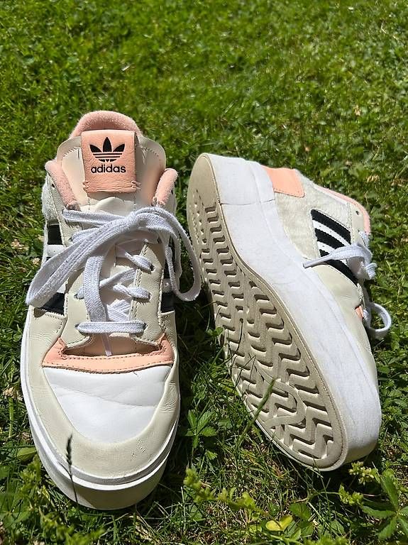Hello Kitty Scarpe da uomo: Adidas Hello Kitty low-top sneakers, 42 2/3 – Usato da Einsiedeln venduto da Steine1 4