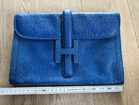 Pochette simili cuir bleu style autruche fermeture H