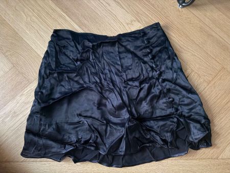 ZARA satin black skort