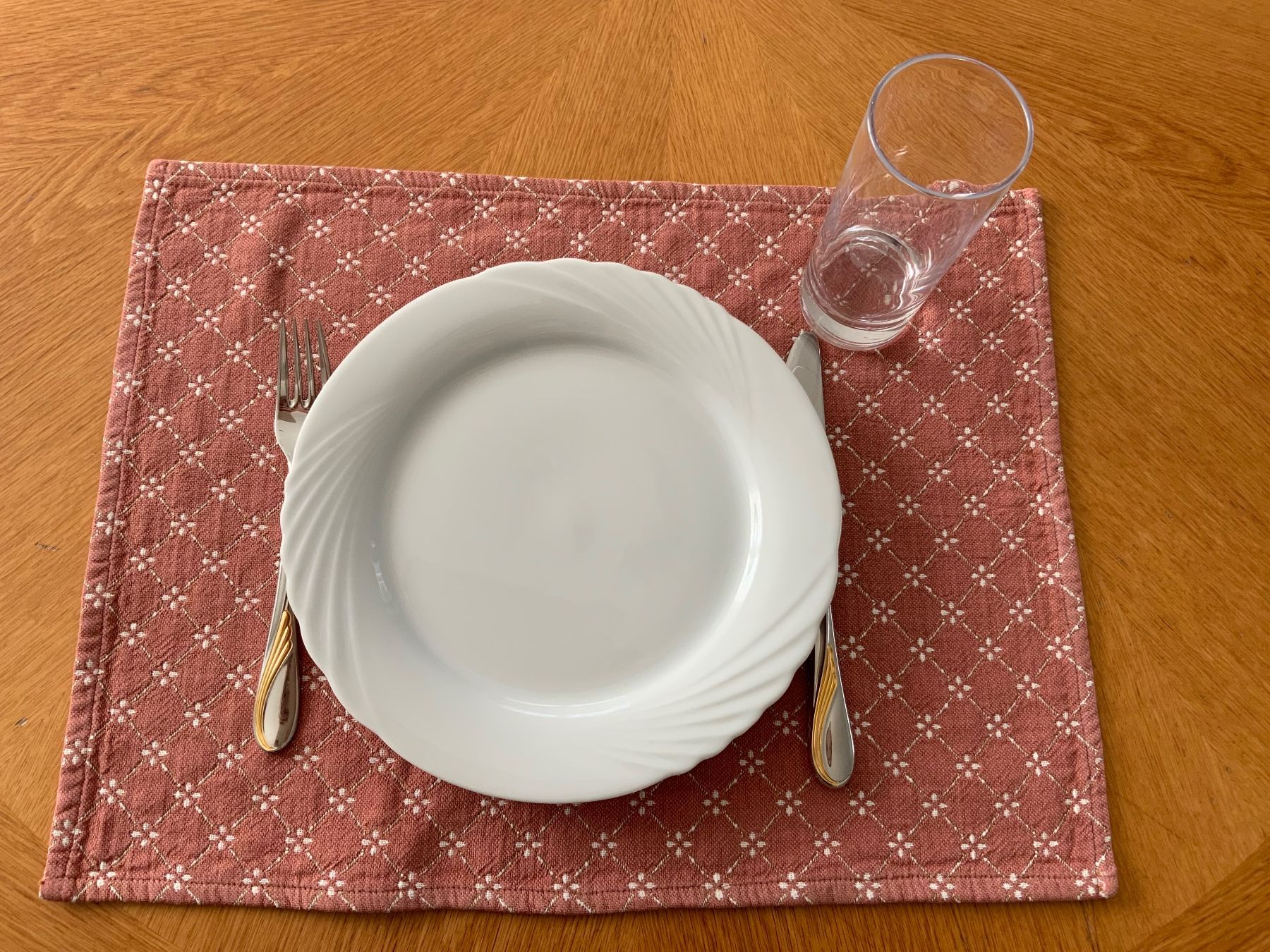 Set di tavolo e panche: 14er-Set Vintage Hotel-Tischsets – Usato da Sempach Station venduto da blackhors 6