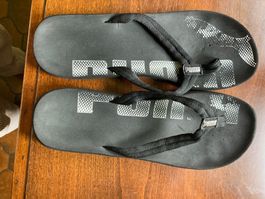 Puma tongs noires, taille 46 ou plus.