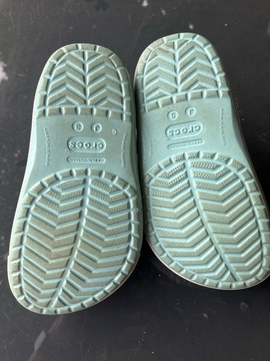 Chaussures filles: Crocs Gr.34 / 35  – D'occasion à Rickenbach b. Wil par Tweeny02 1