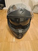 Motorradhelm mit dunklem Visier