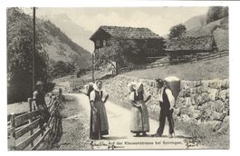 Auf der Klausenstrasse bei Spiringen (UR) Tracht - um 1910