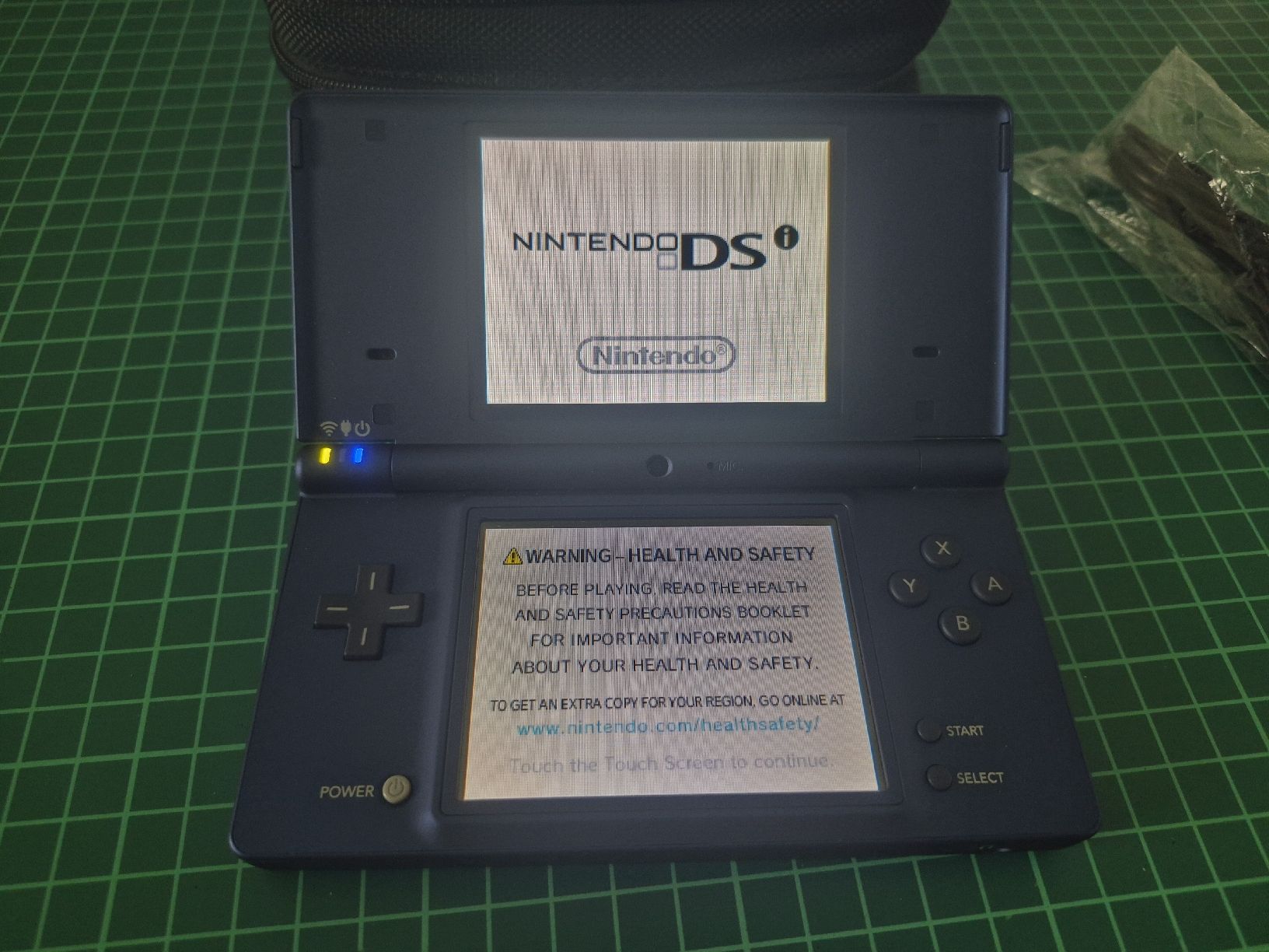 Nintendo Console: Nintendo DSi Console Bundle w/ Case and Charger - Blue – Usato da Meyrin venduto da Retro-GZ 2