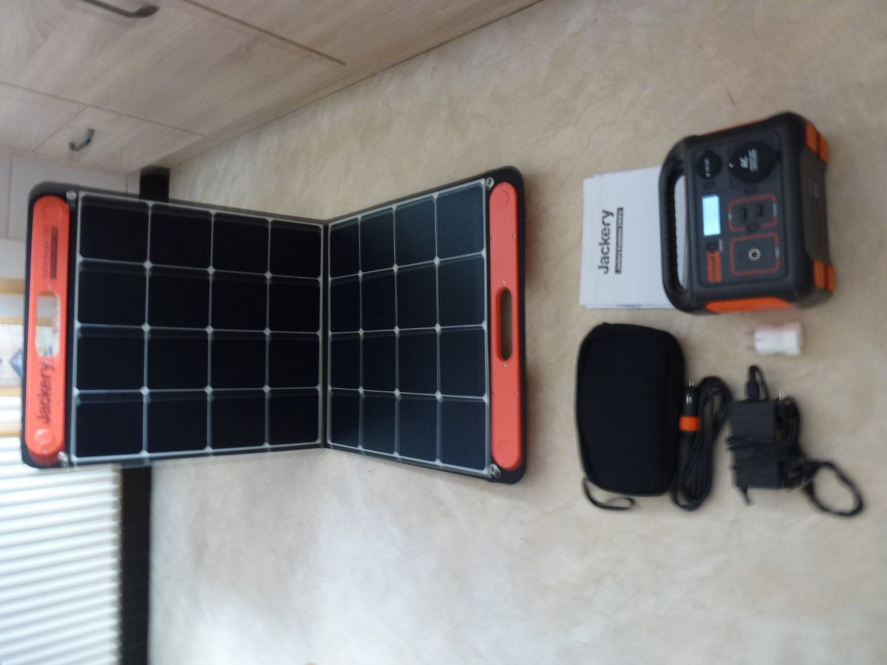 Jackery Akkus: Jackery Explorer 240EU mit 100Watt Solarpanel – Gebraucht aus Düdingen von Pdom 1