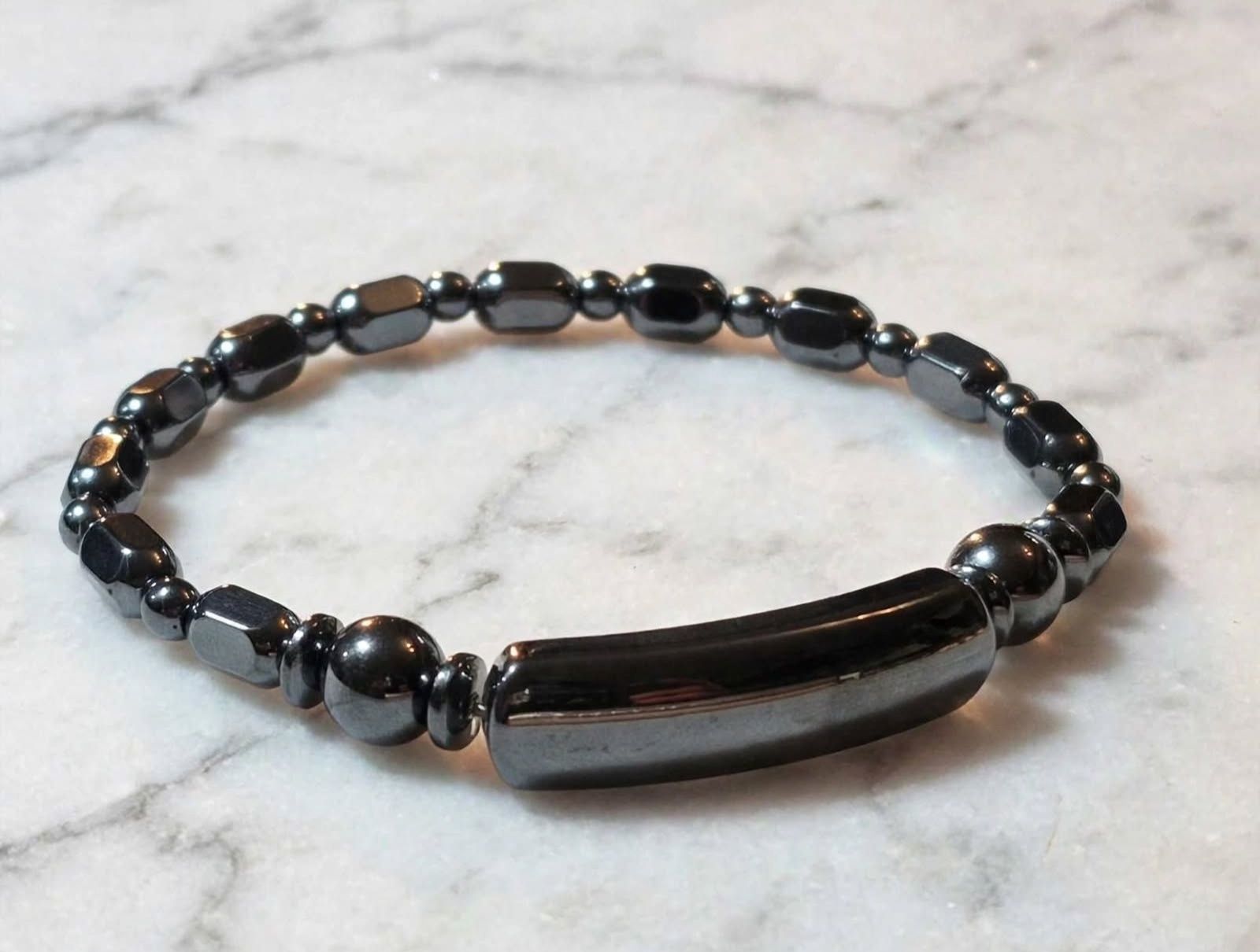 Bracciali & Braccialetti: Bracciale uomo in ematite nera con elemento centrale – Nuovo (secondo la descrizione) da Giubiasco venduto da Stefaniav 1