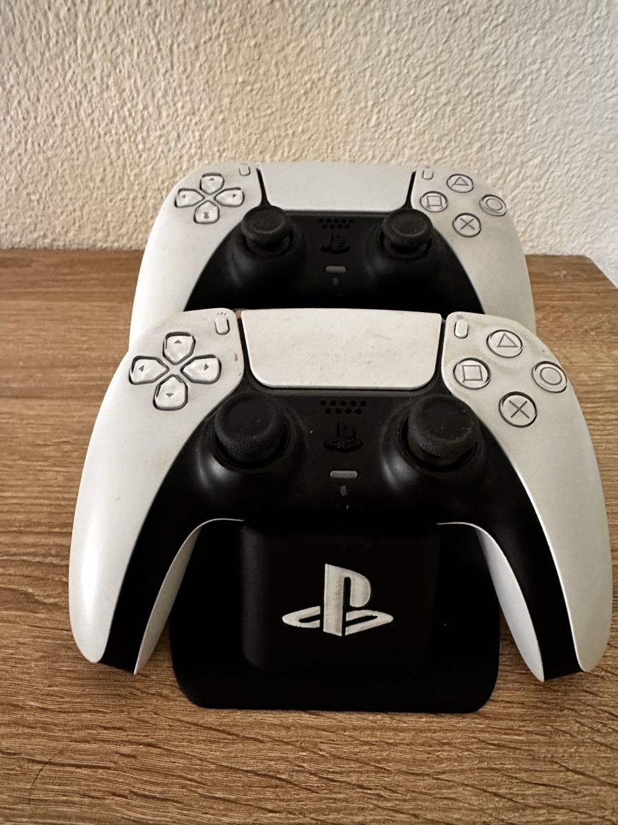 Altro in Decorazioni & Accessori: PS5 Controller-Halterung für 2 Controller | 3D-Druck | PLA – Nuovo e nell'imballaggio originale da Glarus venduto da 3DCHARM 1