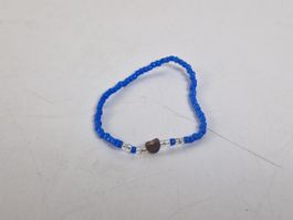 Blaues, dehnbares Armband aus Rocailles mit Herz