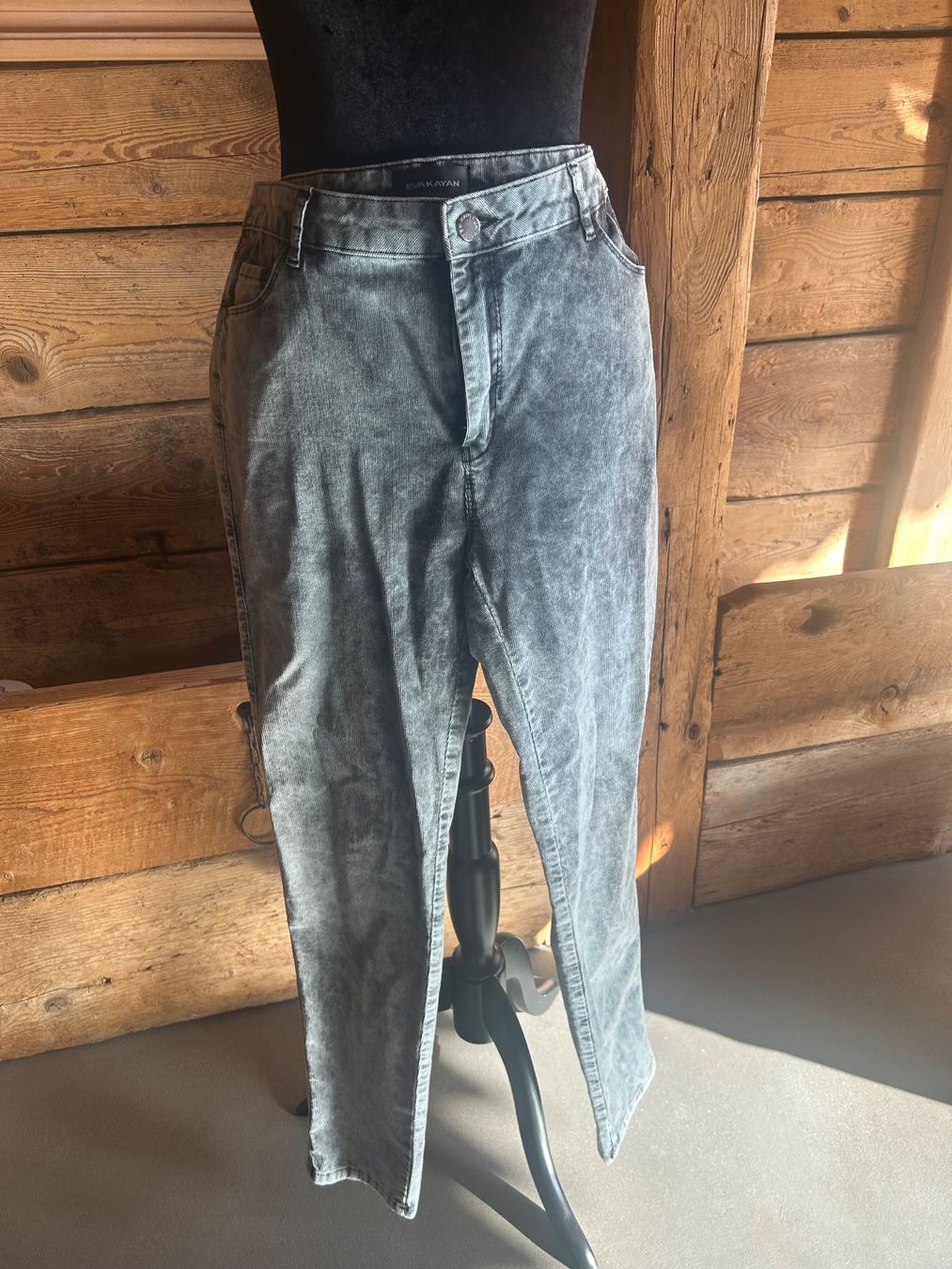 Pantaloni: Eva Kayan pantalon gris – Usato da Val-d'Illiez venduto da Dombou