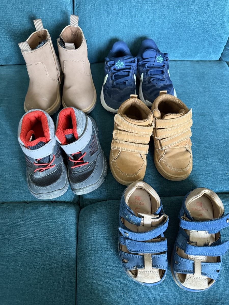 Scarpe da uomo: Kleinkinder Schuhe Gr. 21-22 EU – Usato da Nänikon venduto da sam_7nk7
