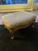 Schöner, vintage Fuss Schemeli / Hocker mit Holzfüssen.