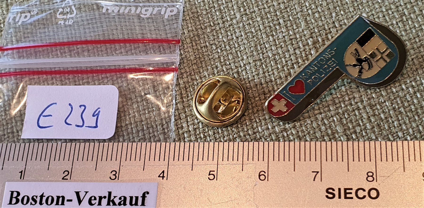 Placchette & Badge: E239 - Pin I Like Kantons Polizei GB CH – Usato da Reinach BL venduto da Boston-Verkauf 2