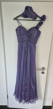 Lila Abendkleid mit Stole