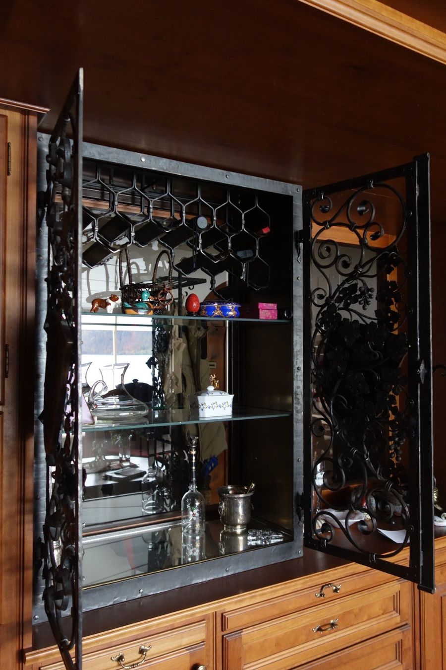 Vitrinen: Schmiedeeisen Vitrine Handwerkskunst – Gebraucht aus Weggis von Giorgio3005 2