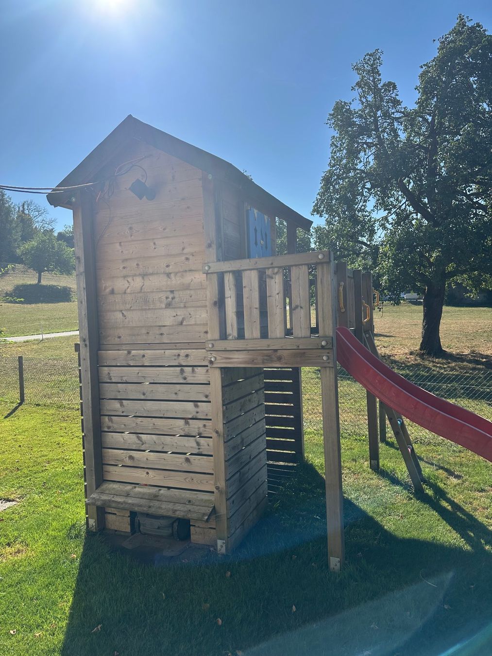Maisons pour enfant: Spielturm mit Rutschbahn – D'occasion à Auslikon par Jtschoene 1