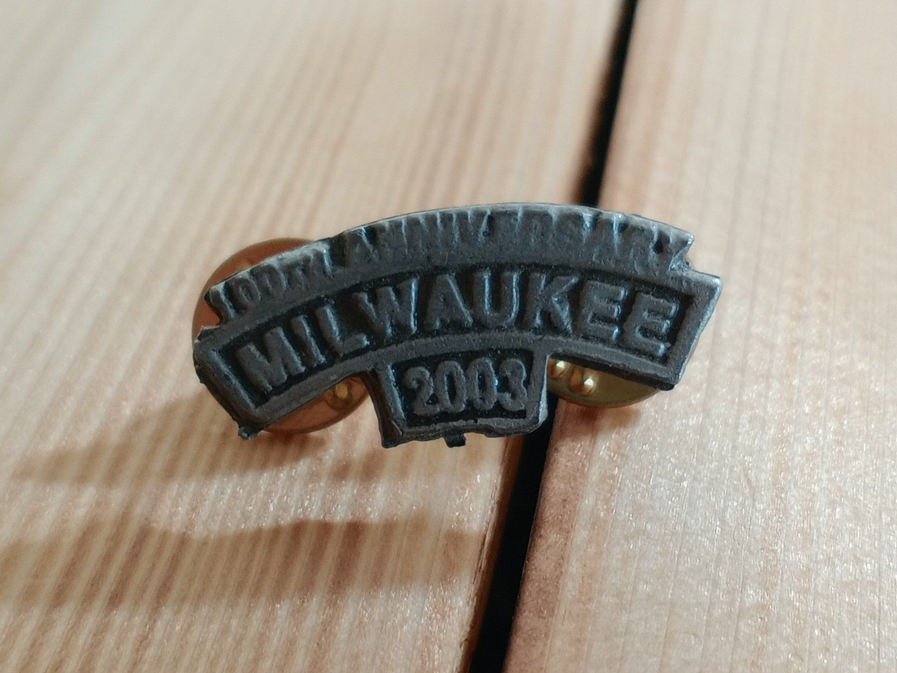 Harley-Davidson Placchette & Badge: Milwaukee 100th Anniversary Pin 2003 - Harley Davidson – Nuovo (secondo la descrizione) da Waldenburg venduto da Wild_Thing_II