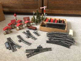 modelleisenbahnset mit dorf