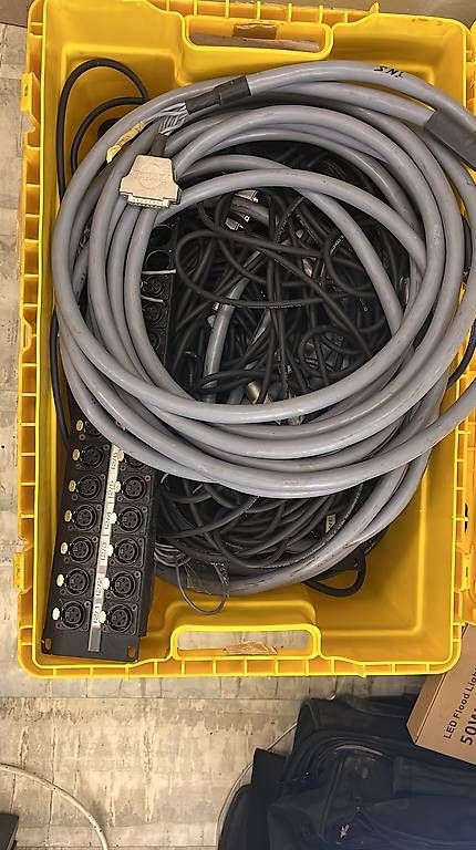 Cavi: Einen Haufen Kabel – Usato da Zürich venduto da Studio6 3