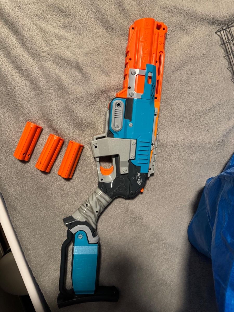 Nerf Jouets: Zombie nerf sledgefire – D'occasion à Bonaduz par SanOgg79 2