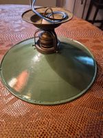 Lampe ancienne en métal émaillé vert, montage en laiton