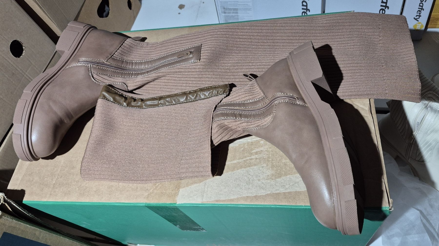 Damenschuhe: Elastische Stiefel am Bein – Neu (gemäss Beschreibung) aus Wislikofen von Ana.Gomes 1