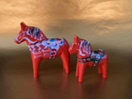 2 Holzpferde Dala Horse rot bemalt 1 x  Porsche Parade 1994