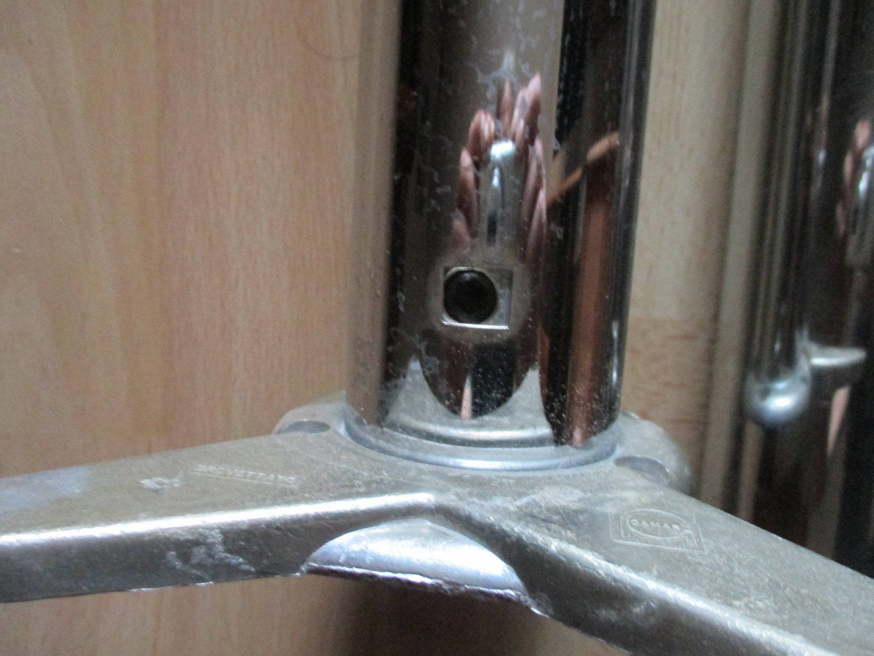 Sonstiges Mobiliar: Tischbeine Metall verchromt – Gebraucht aus Breitenbach von anti11 2