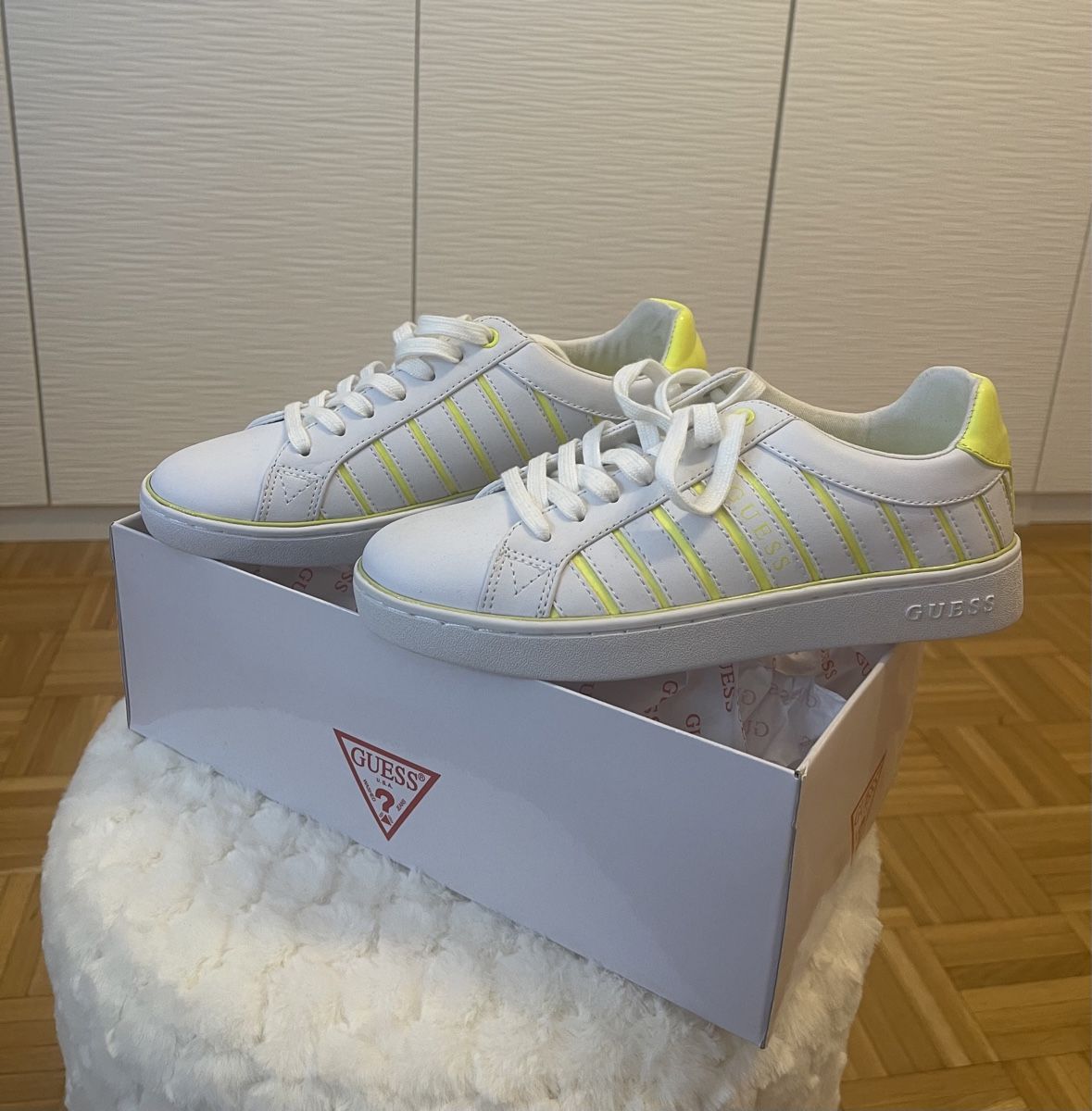 Guess Scarpe da donna: Stylische Guess Sneaker Gr. 37 – Nuovo e nell'imballaggio originale da Zumikon venduto da ShopAS