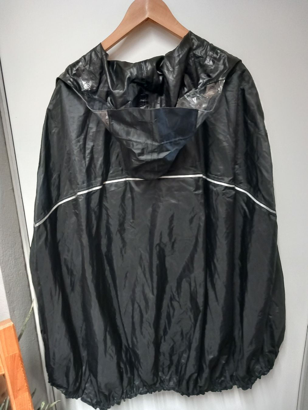 Sonstige Kleidung & Accessoires: Sherpa Regenponcho schwarz Gr.M – Gebraucht aus Gwatt (Thun) von umwelt-brocki 3