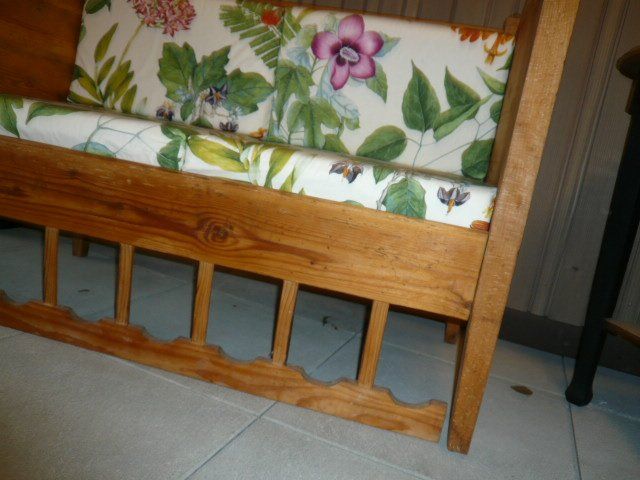 Panchine: Rustikale Holzbank mit Blumenmuster-Auflage, Top Zustand – Usato da Safnern venduto da Hwinner 4