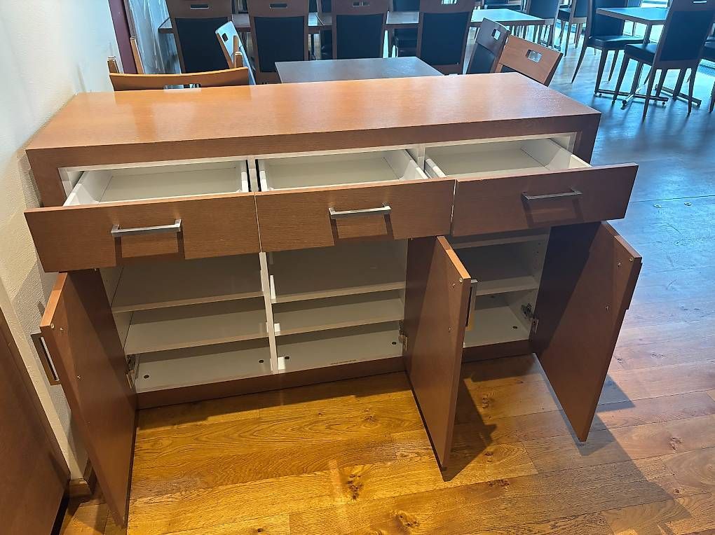 Kommoden: Sideboard I Kommode Eiche furniert mit Rollen – Gebraucht aus Wolhusen von Gastrorampe 1