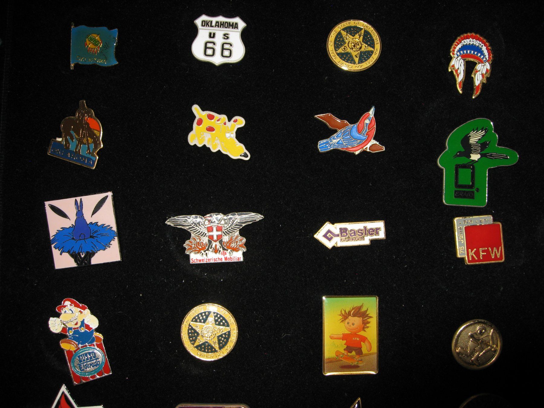 Placchette & Badge: Sammelordner mit 126 Pins – Usato da Burgdorf venduto da Crubi 9