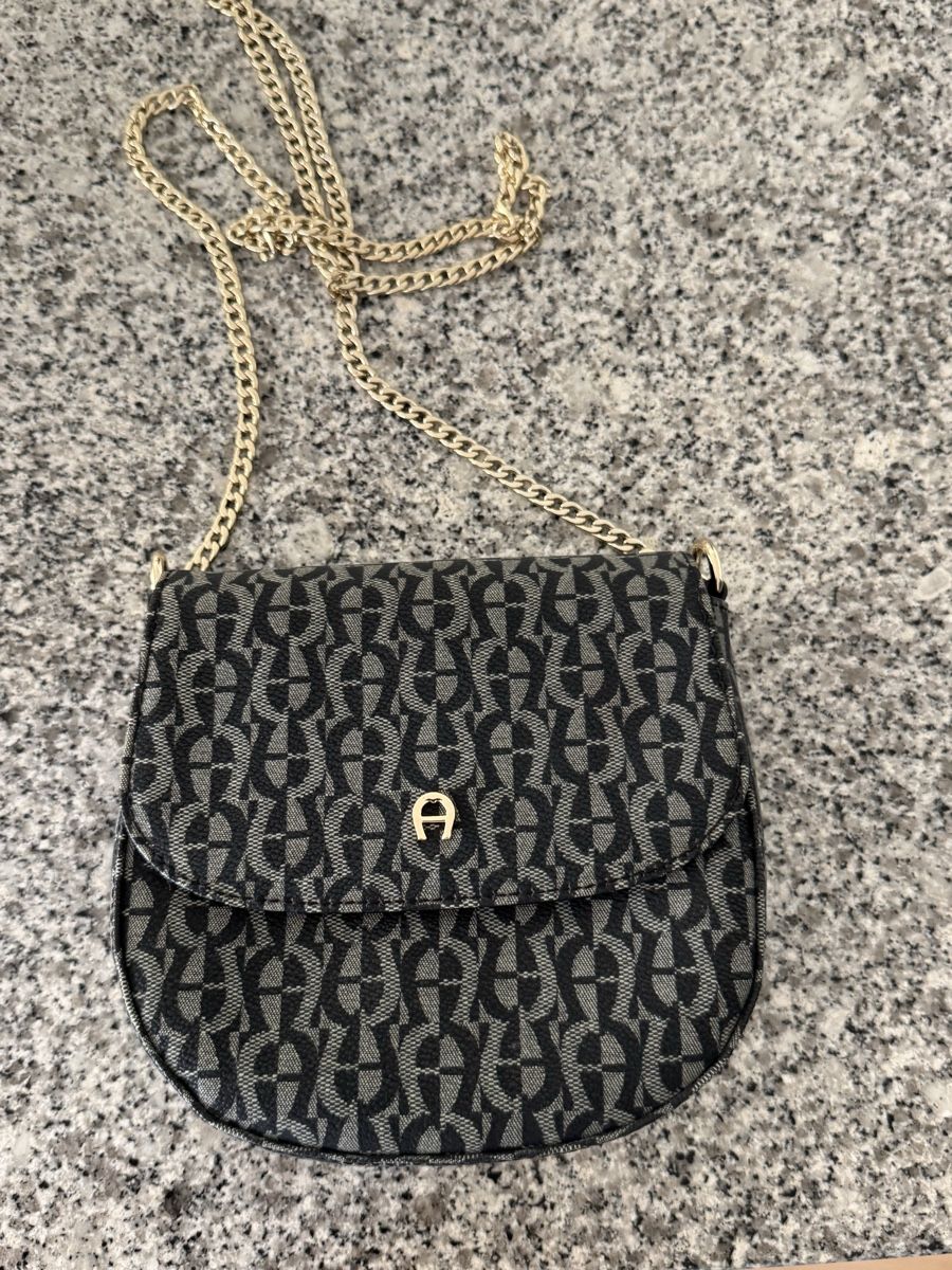 Aigner Sacs femmes: Aigner Handtasche, 18x19cm – D'occasion à Kilchberg ZH par Shu01