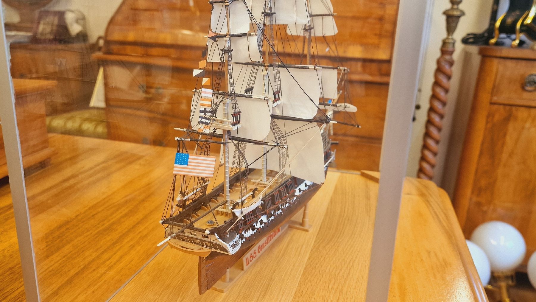 Modellbausätze & Standmodelle: Schiffsmodell USS Constitution, inkl. Vitrine – Gebraucht aus BERN von Intarsia 3