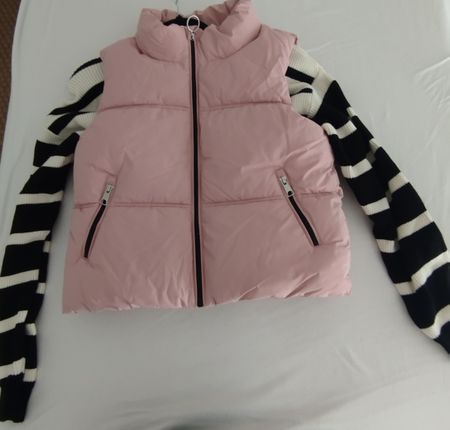 Neuwertige ärmellose Jacke rosa und gestreiffter Pulli