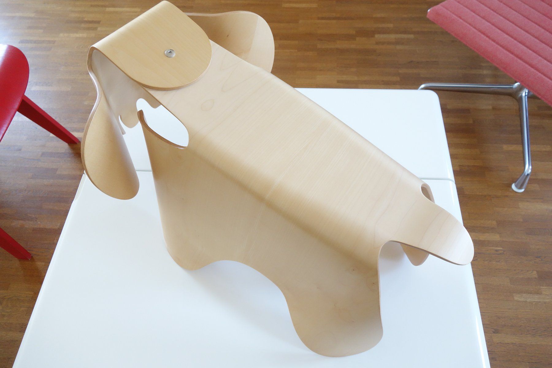 Vitra Statuette: Vitra Eames Plywood Elephant Anniversary Edition 2007 – Usato da St. Gallen venduto da 8201 3