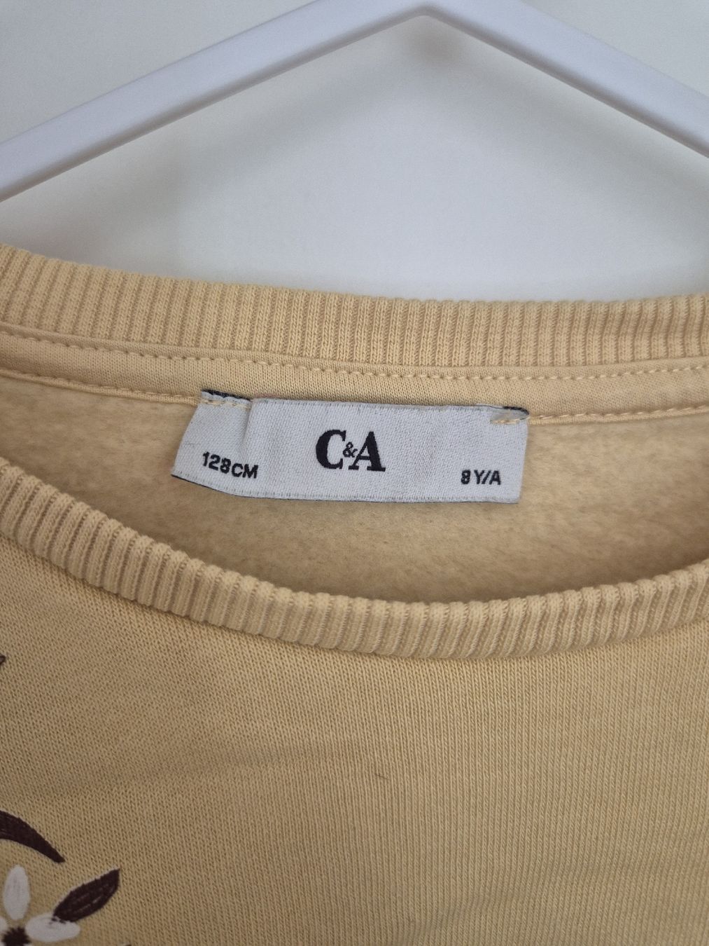 C&A Maglioni & Felpe: Pullover C&A gelb bestickt Grösse 128cm 8J – Usato da Biberist venduto da pingu_90 1