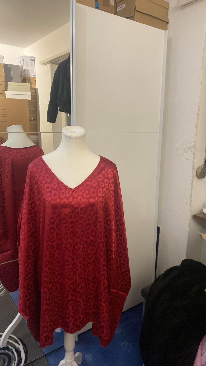 Camicette: Rote Bluse mit Leopardenmuster, Gr.3XL – Nuovo (secondo la descrizione) da Gossau ZH venduto da Lavinia07