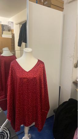 Rote Bluse mit Leopardenmuster, Gr.3XL