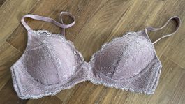 Neuwertiger BH mit Spitze, Grösse 75B, Farbe Lila!