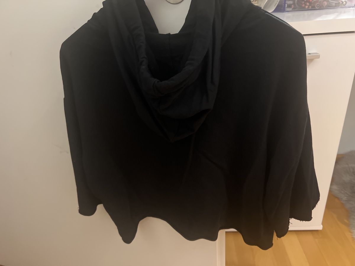 H&M Pullover & Sweatshirts: H&M Croptop Hoodie Schwarz – Gebraucht aus Oberengstringen von pri_c8jk 3