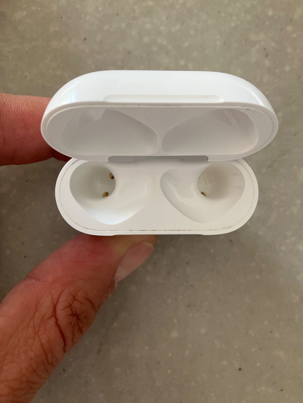 Apple Cuffie: APPLE AIRPODS 4 CASE – Usato da Lausanne venduto da mr.v 3