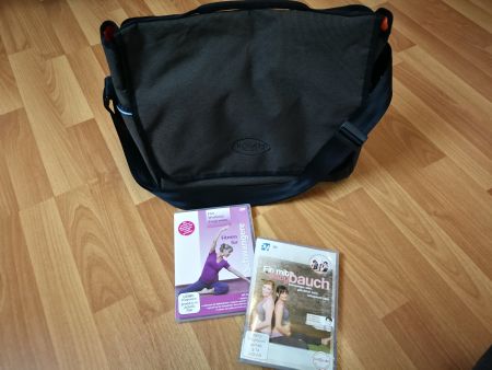 Moderne und praktische Wickeltasche (inkl. Fitness DVD’s)