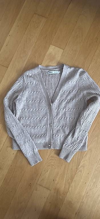 Vestes: ONLY Strickjäckchen mit Herzknöpfen  Grösse M – D'occasion à Chur par Meina_97